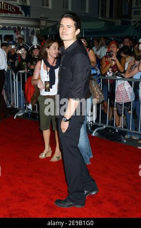 Orlando Bloom nimmt an der Weltpremiere von Pirates of the Caribbean: Dead man's Chest in Disneyland in Anaheim, Kalifornien, am 24. Juni 2006 Teil. Foto von Fiona Spring/ABACAPRESS.COM Stockfoto