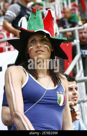 Italiens Fan bei der WM 2006, zweite Runde, Australien gegen Italien im Fritz-Walter-Stadion in Kaiserslautern am 26. Juni 2006. Italien gewann 1-0 bei einem Elfmeterschießen in letzter Minute. Foto von Christian Liewig/ABACAPRESS.COM Stockfoto