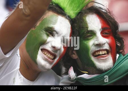 Italiens Fans bei der WM 2006, zweite Runde, Australien gegen Italien im Fritz-Walter-Stadion in Kaiserslautern am 26. Juni 2006. Italien gewann 1-0 bei einem Elfmeterschießen in letzter Minute. Foto von Christian Liewig/ABACAPRESS.COM Stockfoto