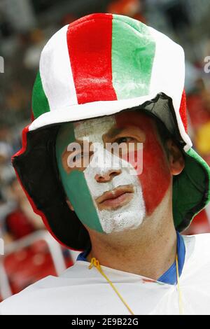 Italiens Fan bei der WM 2006, zweite Runde, Australien gegen Italien im Fritz-Walter-Stadion in Kaiserslautern am 26. Juni 2006. Italien gewann 1-0 bei einem Elfmeterschießen in letzter Minute. Foto von Christian Liewig/ABACAPRESS.COM Stockfoto