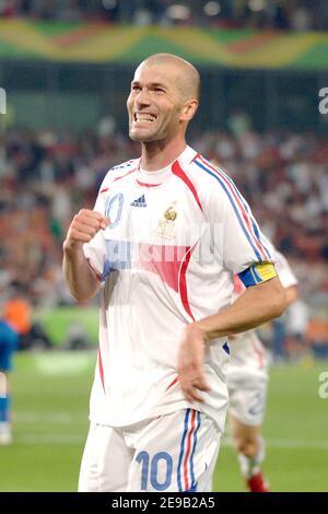 Der Franzose Zinedine Zidane feiert sein Tor bei der WM 2006, dem zweiten Lauf, Frankreich gegen Spanien am 27. Juni 2006 in der AWD-Arena in Hannover. Frankreich gewann 3-1. Foto von Gouhier-Hahn-Orban/Cameleon/ABACAPRESS.COM Stockfoto