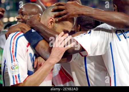 Der Franzose Zinedine Zidane feiert sein Tor bei der WM 2006, dem zweiten Lauf, Frankreich gegen Spanien am 27. Juni 2006 in der AWD-Arena in Hannover. Frankreich gewann 3-1. Foto von Gouhier-Hahn-Orban/Cameleon/ABACAPRESS.COM Stockfoto