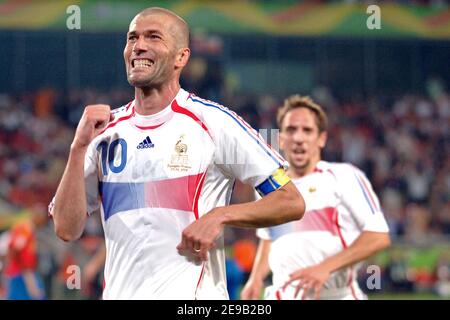 Der Franzose Zinedine Zidane feiert sein Tor bei der WM 2006, dem zweiten Lauf, Frankreich gegen Spanien am 27. Juni 2006 in der AWD-Arena in Hannover. Frankreich gewann 3-1. Foto von Gouhier-Hahn-Orban/Cameleon/ABACAPRESS.COM Stockfoto