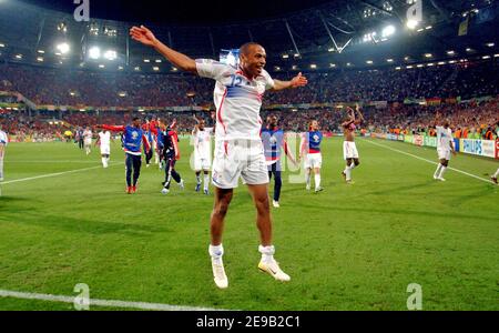 Der ehemalige Arsenal- und Frankreich-Stürmer Thierry Henry hat seinen Rücktritt vom Fußball nach einer 20-jährigen Karriere mit Trophäen angekündigt, um eine Medienrolle zu übernehmen. Der WM-Sieger 1998, 37, verließ New York Red Bulls in diesem Monat, aber es gab Spekulationen, dass er sich entscheiden könnte, in einem anderen Club zu spielen. Datei Foto : Frankreichs Fußballmannschaft feiert den Sieg bei der WM 2006, zweite Runde, Frankreich gegen Spanien in der AWD-Arena in Hannover, Deutschland am 27. Juni 2006. Frankreich gewann 3-1. Foto von Gouhier-Hahn-Orban/Cameleon/ABACAPRESS.COM Stockfoto