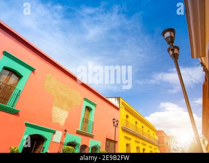 Oaxaca, Mexiko, malerische Straßen der alten Stadt und farbenfrohe Kolonialgebäude im historischen Stadtzentrum. Stockfoto