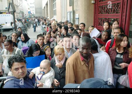 Hunderte illegaler Einwohner Frankreichs (hauptsächlich Asiaten und Afrikaner) stehen am 28. Juni 2006 in der Rue Truffaut in Paris, Frankreich, in der Warteschlange, um die Regularisierung zu beantragen, nachdem der französische Innenminister Nicolas Sarkozy, Hat angekündigt, dass Frankreich einigen illegalen Migranten, deren Kinder zur Schule gehen, Aufenthaltsgenehmigungen erteilen wird. Foto von Alain Apaydin/ABACAPRESS.COM Stockfoto