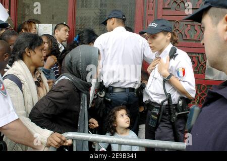 Hunderte illegaler Einwohner Frankreichs (hauptsächlich Asiaten und Afrikaner) stehen am 28. Juni 2006 in der Rue Truffaut in Paris, Frankreich, in der Warteschlange, um die Regularisierung zu beantragen, nachdem der französische Innenminister Nicolas Sarkozy, Hat angekündigt, dass Frankreich einigen illegalen Migranten, deren Kinder zur Schule gehen, Aufenthaltsgenehmigungen erteilen wird. Foto von Alain Apaydin/ABACAPRESS.COM Stockfoto