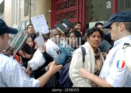 Hunderte illegaler Einwohner Frankreichs (hauptsächlich Asiaten und Afrikaner) stehen am 28. Juni 2006 in der Rue Truffaut in Paris, Frankreich, in der Warteschlange, um die Regularisierung zu beantragen, nachdem der französische Innenminister Nicolas Sarkozy, Hat angekündigt, dass Frankreich einigen illegalen Migranten, deren Kinder zur Schule gehen, Aufenthaltsgenehmigungen erteilen wird. Foto von Alain Apaydin/ABACAPRESS.COM Stockfoto