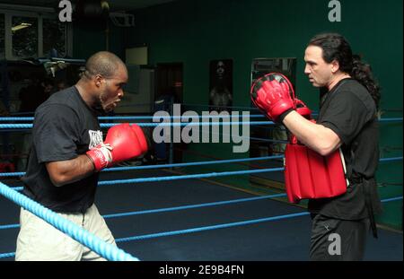 Der französische Boxer Jean-Marc Mormeck während einer Trainingseinheit in Paris, Frankreich, am 2. Dezember 2005. Foto von Nicolas Chauveau/Cameleon/ABACAPRESS.COM Stockfoto