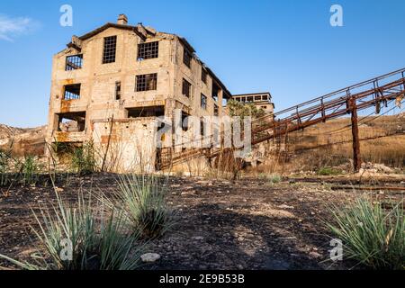 Verlassene Gebäude und Maschinen des Bergbaukomplexes Trabia Tallarita in Riesi, in der Nähe von Caltanissetta, Italien Stockfoto