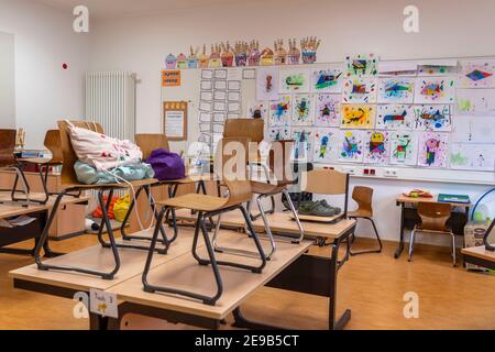 Grundschule, Klassenzimmer einer Klasse 4th, modern ausgestattete Schule, Neubau, leer, während der Aussperrung im Januar 2021, Schüler meist lernen bei hom Stockfoto