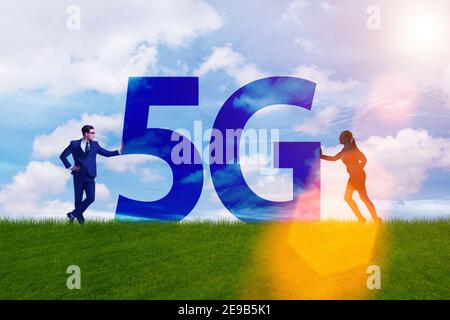 5G Kommunikationsnetzkonzept mit den Silhouetten Stockfoto