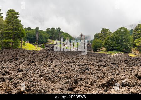 Blick auf Vulkankrater des Ätna in den Wolken bei Piano Provenzana. Sizilien, Italien Stockfoto