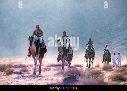 Mounted Polizei Reiten Kamele Wadi Rum Jordan Stockfoto