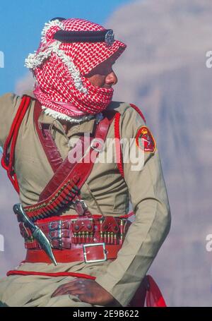 Sitzender Polizist auf Kamel Wadi Rum Jordan Stockfoto