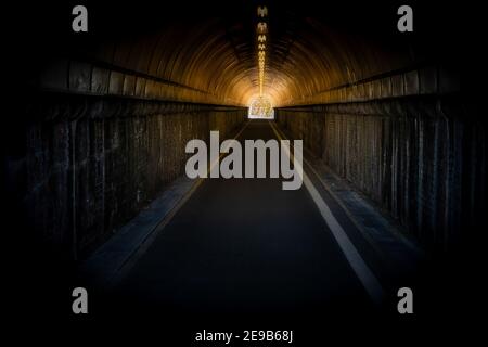 Blick durch einen Tunnel in Yokosuka, Japan. Stockfoto