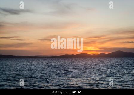 Seascape bei Sonnenaufgang, Zadar Archipel, Dalmatien, Kroatien Stockfoto