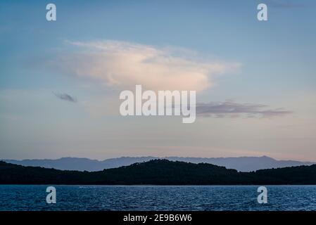 Seascape bei Sonnenaufgang, Zadar Archipel, Dalmatien, Kroatien Stockfoto