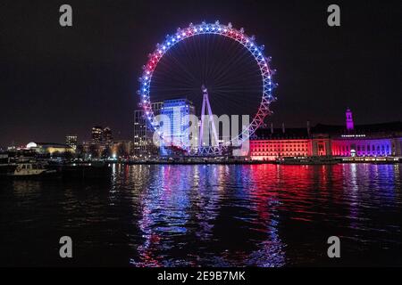 03. Februar 2021. London, Großbritannien. Das London Eye erinnert an Kapitän Sir Tom Moore, der an der Krankheit Covid-19 starb. An diesem Abend nahm die Nation an einem nationalen Klatsch für Kapitän Sir Tom Moore und Mitarbeiter des Gesundheitswesens Teil. Der 100-jährige ehemalige Soldat wird in Erinnerung bleiben, weil er während der ersten Coronavirus-Sperre im Jahr 2020 über £32 Millionen für den Nationalen Gesundheitsdienst aufhob. Foto von Ray Tang Stockfoto