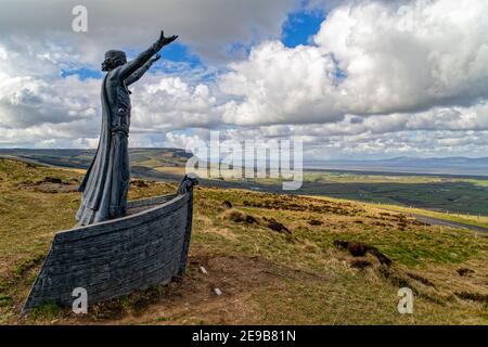 Limavady, Nordirland, Großbritannien. 29th. April 2016. Manannán Mac Lir, der keltische gott des Meeres und die Broighter god Skulptur von John Darren Sutton. Stockfoto