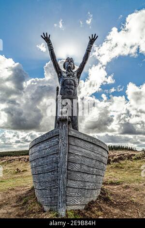 Limavady, Nordirland, Großbritannien. 29th. April 2016. Manannán Mac Lir, der keltische gott des Meeres und die Broighter god Skulptur von John Darren Sutton. Stockfoto