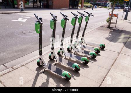 Elektrofahrrad aus Lime. Elektroroller und Fahrräder mieten in über 100 Ländern auf der ganzen Welt. Bellevue. Washington State. USA August 2019. Stockfoto