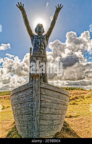 Limavady, Nordirland, Großbritannien. 29th. April 2016. Manannán Mac Lir, der keltische gott des Meeres und die Broighter god Skulptur von John Darren Sutton. Stockfoto