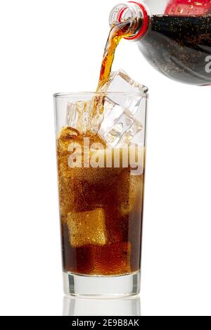Gießen Sie Cola in Glas mit Eiswürfeln isoliert auf weiß Stockfoto