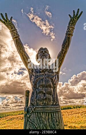 Limavady, Nordirland, Großbritannien. 29th. April 2016. Manannán Mac Lir, der keltische gott des Meeres und die Broighter god Skulptur von John Darren Sutton. Stockfoto