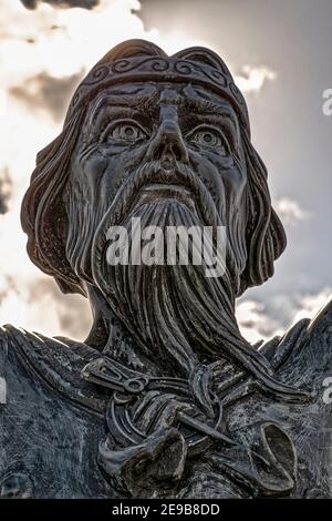 Limavady, Nordirland, Großbritannien. 29th. April 2016. Manannán Mac Lir, der keltische gott des Meeres und die Broighter god Skulptur von John Darren Sutton. Stockfoto