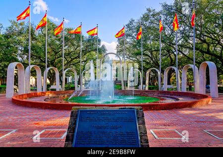 Freundschaftsbögen und spanische Flaggen umgeben den Brunnen am Spanish Plaza, 31. Januar 2021, in Mobile, Alabama. Stockfoto