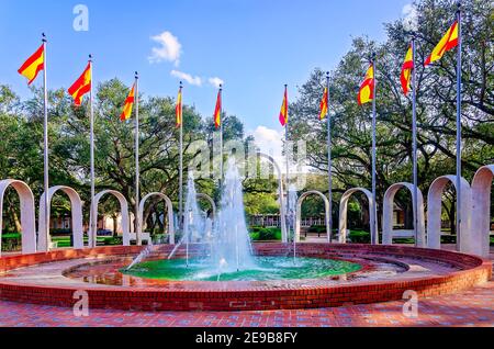 Freundschaftsbögen und spanische Flaggen umgeben den Brunnen am Spanish Plaza, 31. Januar 2021, in Mobile, Alabama. Stockfoto