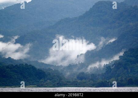 Blick auf Nebel und Täler, von Silur Bay, New Ireland, Papua-Neuguinea 21st Jan 2017 Stockfoto