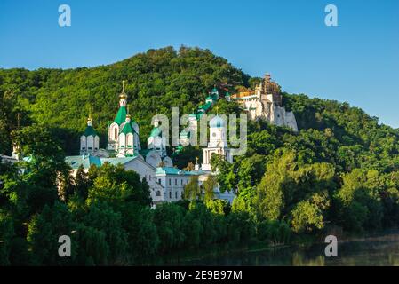 Swjatogorsk, Ukraine 07.16.2020. Panoramablick auf die Heiligen Berge Lavra der Heiligen Dormition in Swjatogorsk oder Swjatohirsk, Ukraine, auf einem sonnigen Stockfoto