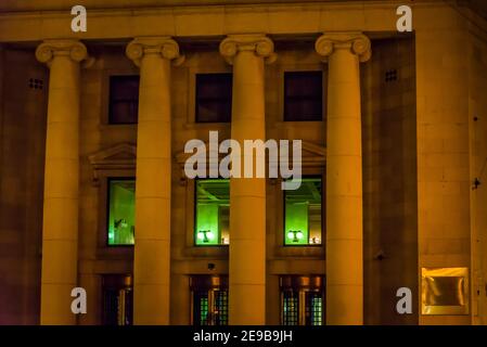 Ionische Portikus Säulen auf einem neoklassizistischen Gebäude in der Nacht Unterkunft Kroatische Nationalbank, Zagreb, Kroatien Stockfoto