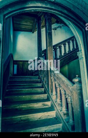 Holztreppe, Schloss Bosiljevo, mittelalterliche Burg im Besitz der Familie Frankopan und jetzt in einem Zustand der Reparatur, Karlovac County, Kroatien Stockfoto