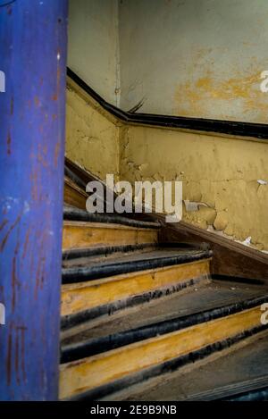 Holztreppe, Schloss Bosiljevo, mittelalterliche Burg im Besitz der Familie Frankopan und jetzt in einem Zustand der Reparatur, Karlovac County, Kroatien Stockfoto