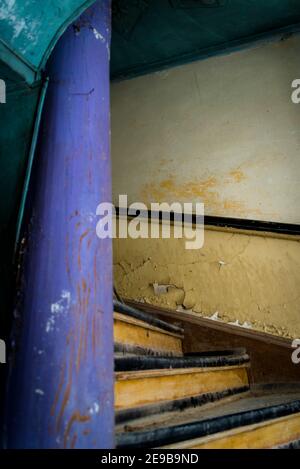 Holztreppe, Schloss Bosiljevo, mittelalterliche Burg im Besitz der Familie Frankopan und jetzt in einem Zustand der Reparatur, Karlovac County, Kroatien Stockfoto