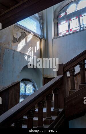 Holztreppe, Schloss Bosiljevo, mittelalterliche Burg im Besitz der Familie Frankopan und jetzt in einem Zustand der Reparatur, Karlovac County, Kroatien Stockfoto