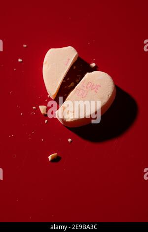 Ein gebrochenes Candy-Gespräch Herz mit "I Love You" gedruckt Darauf Stockfoto