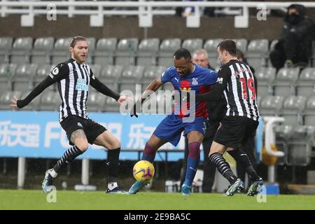 NEWCASTLE UPON TYNE, ENGLAND. FEB 2nd: Jordan Ayew von Crystal Palace kämpft während des Premier League-Spiels zwischen Newcastle United und Crystal Palace im St. James's Park, Newcastle am Dienstag, den 2nd. Februar 2021 um den Besitz von Javi Manquillo und Jeff Hendrick. (Quelle: Mark Fletcher, Mi News) Stockfoto