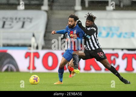 NEWCASTLE UPON TYNE, ENGLAND. FEB 2nd: Allan Saint-Maximin von Newcastle United in Aktion mit Andros Townsend von Crystal Palace während des Premier League-Spiels zwischen Newcastle United und Crystal Palace im St. James's Park, Newcastle am Dienstag, 2nd. Februar 2021. (Quelle: Mark Fletcher, Mi News) Stockfoto