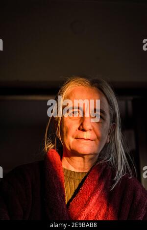 Frau im Sonnenlicht, Kroatien Stockfoto