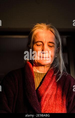 Frau im Sonnenlicht, Kroatien Stockfoto