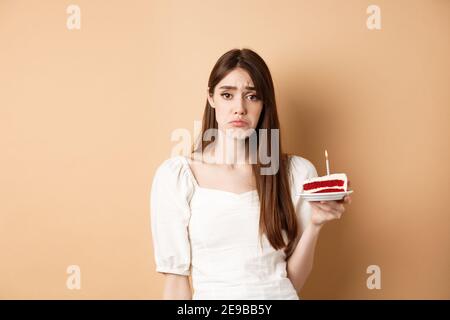 Trauriges Madchen 6 7 Mit Geburtstagstorte Stockfotografie Alamy