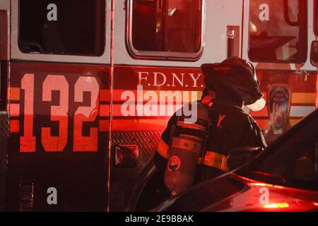 New York City USA FDNY Feuerwehrmann läuft an einem Feuerwehrauto vorbei Stockfoto