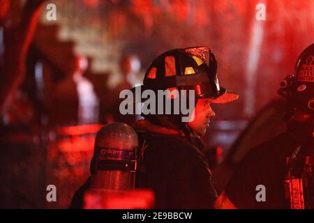 New York City USA FDNY Feuerwehrmann arbeitet Stockfoto