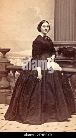 Adele Douglas, Witwe des Illinois Senators Stephen A. Douglas, in Trauerkleid mit Taschentuch vor bemalter Kulisse), 1861 Stockfoto