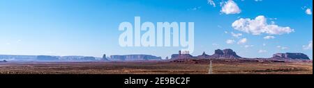 Straße im Monument Valley in der Nähe des Navajo Tribal Parks Stockfoto