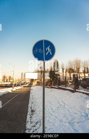 Runde blaue Schild Fußgänger-und Radweg Nahaufnahme. Ein Schild, das den Weg für Fußgänger und Radfahrer teilt. Stockfoto